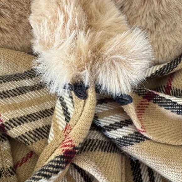 V. FRAAS Faux Fur Collar Tartan Plaid Ruana Fringe Hook Eye Open Poncho Wrap OS - Picture 5 of 9